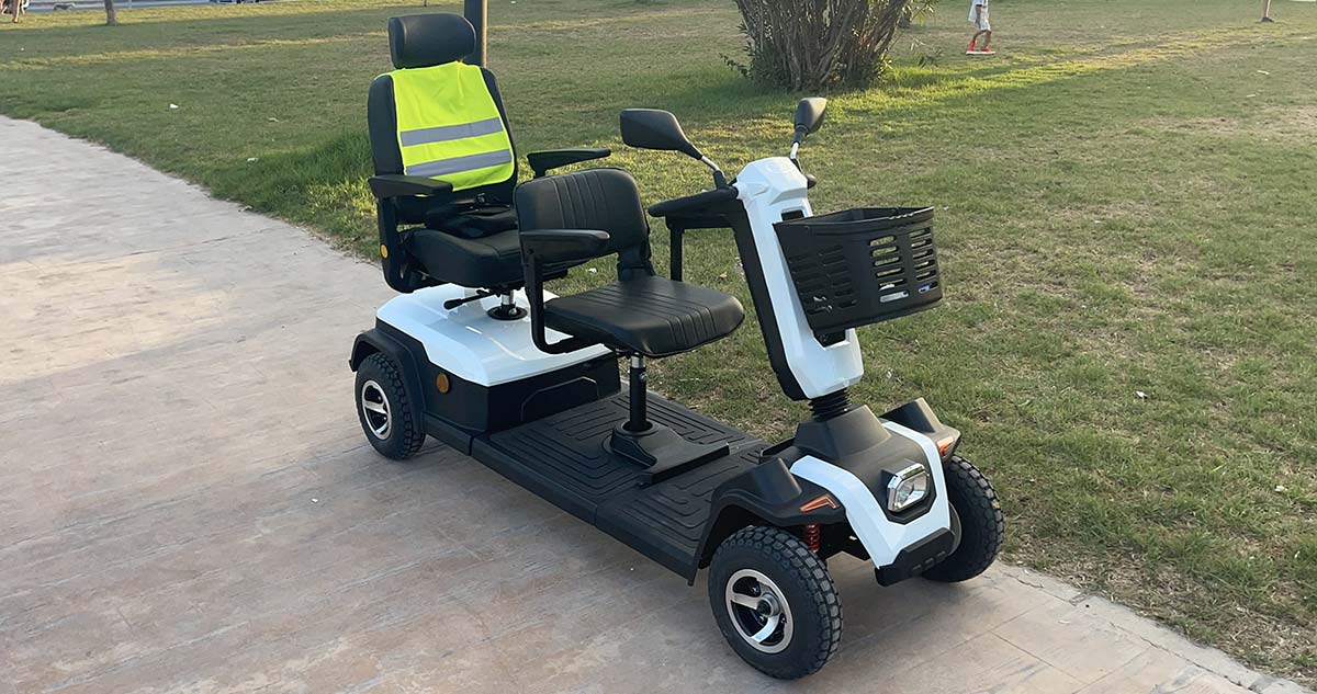 Venta de Scooters Motorizados y Sillas de Ruedas Eléctricas · info@easymove.es · Venta y alquiler de scooters eléctricos para minusválidos y sillas de ruedas eléctricas para discapacitados, ancianos o personas con movilidad reducida.