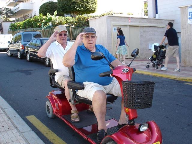 Easy Move ¿Quiénes Somos? · info@easymove.es · Venta y alquiler de scooters eléctricos para minusválidos y sillas de ruedas eléctricas para discapacitados, ancianos o personas con movilidad reducida.